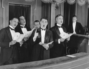 Koroda şarkı söyleyen erkekler