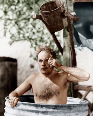 Картина, постер, плакат, фотообои "человек, сидящий в бочке, принимающий ванну и смотрящий через свой монокль
", артикул 12302743