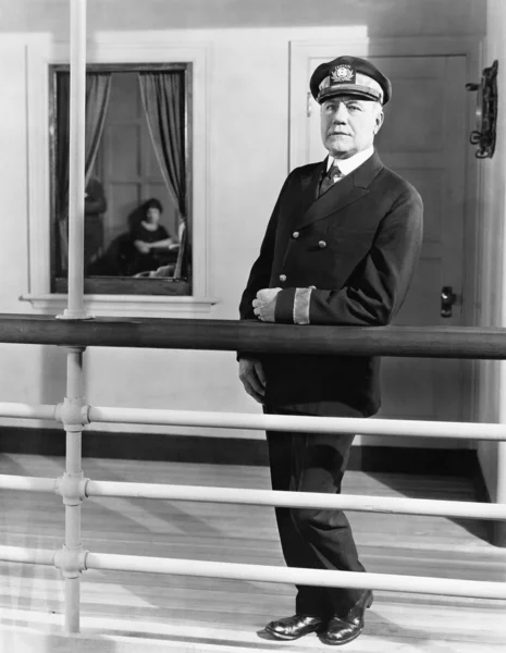Kapitein aan boord van zijn schip — Stockfoto