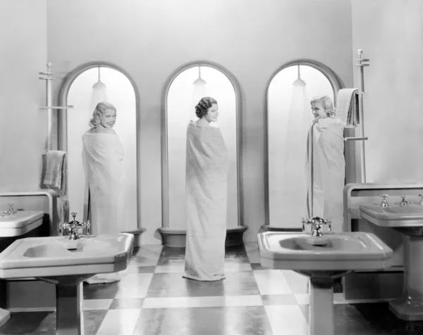함께 욕실에서 세 여성 — 스톡 사진