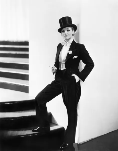 Vrouw die draagt een formele mannen tuxedo — Stockfoto