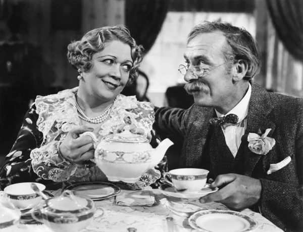 Par som sitter tillsammans och dricker te — Stockfoto