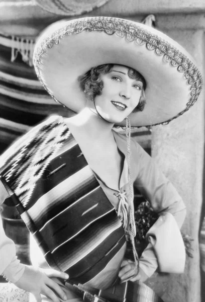 Žena v mexický klobouk a kostýmu — Stock fotografie