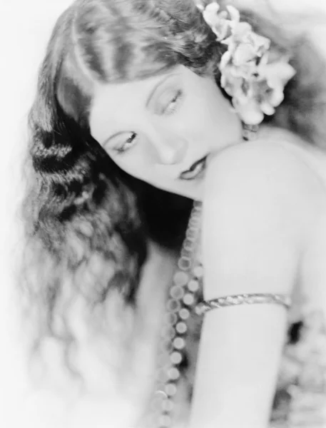 Retrato de uma mulher adornada com flores — Fotografia de Stock