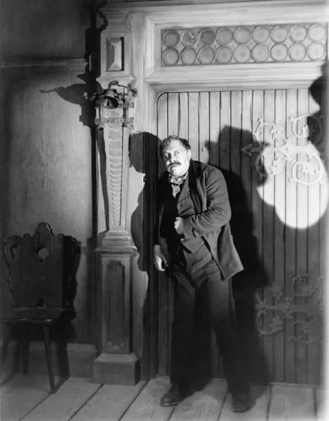 Adam korkmuş seyir geceleri bir odada ayakta — Stok fotoğraf