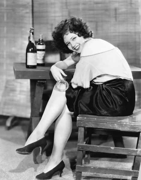 Γυναίκα σε ένα μπαρ αναζητούν πάνω από τον ώμο και το γέλιο — Φωτογραφία Αρχείου