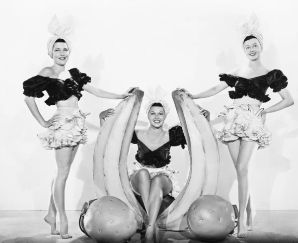 Büyük boy meyve ile üç kadın — Stok fotoğraf