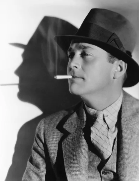 Porträt eines Mannes mit Fedora und Zigarette im Mund — Stockfoto