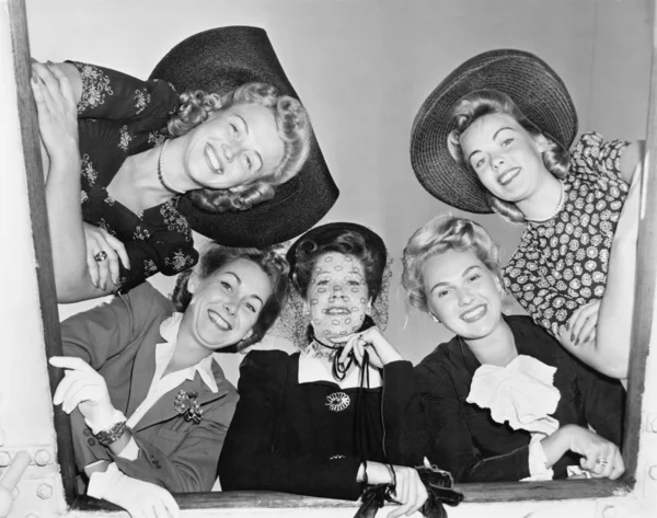 Η ομάδα των γυναικών που αναζητούν από ένα πλοίο — Φωτογραφία Αρχείου