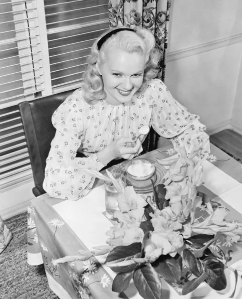 Kobieta siedzi przy stole śniadanie — Zdjęcie stockowe