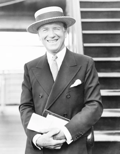 Πορτρέτο του ένα χαμογελαστό άνθρωπο με ένα ψάθινο καπέλο — Φωτογραφία Αρχείου