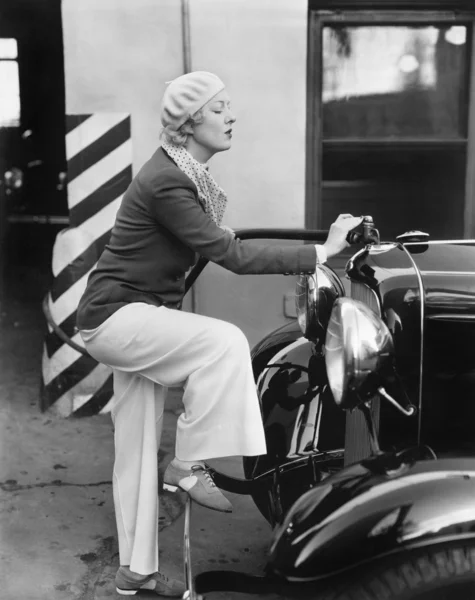 Mulher colocando gasolina na frente de seu carro — Fotografia de Stock