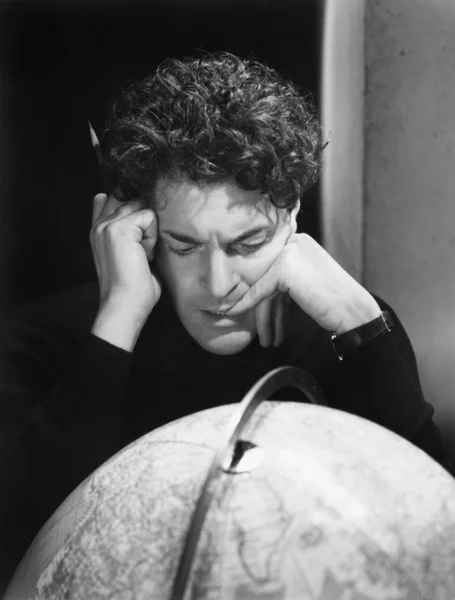 Man studying the globe — Stock Photo, Image