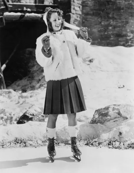 Donna con pattini da ghiaccio su uno stagno — Foto Stock
