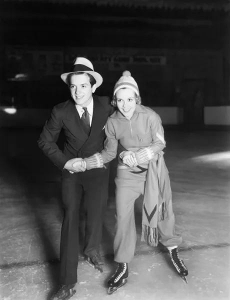 Молодая пара катается на коньках вместе — стоковое фото