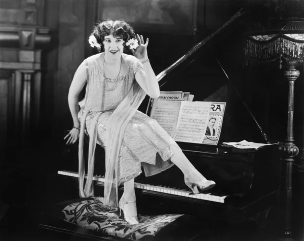 Γυναίκα που κάθεται πάνω από ένα πιάνο — Φωτογραφία Αρχείου