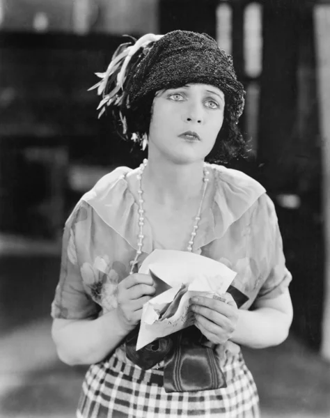 Kobieta szuka niezadowolony po otrzymaniu listu — Zdjęcie stockowe