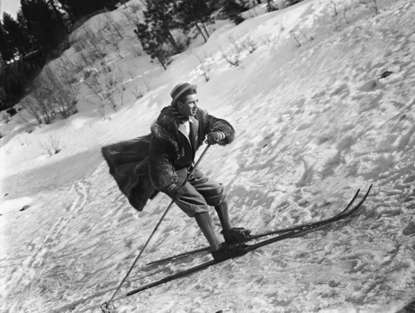 Homem esquiando — Fotografia de Stock