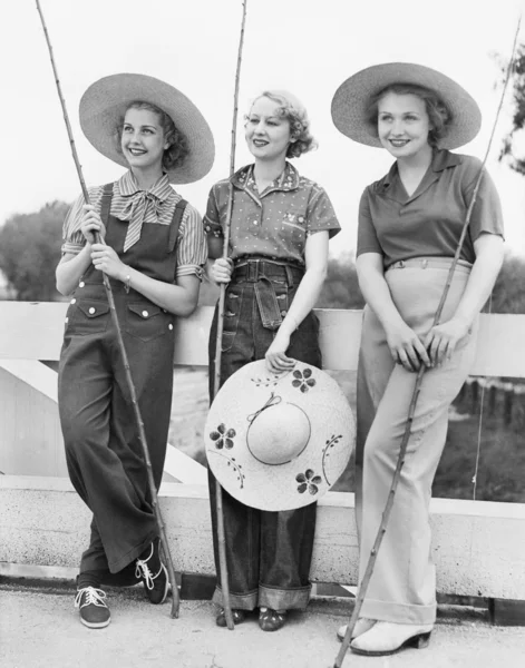 Tres mujeres que van a pescar con sombreros enormes — Foto de Stock