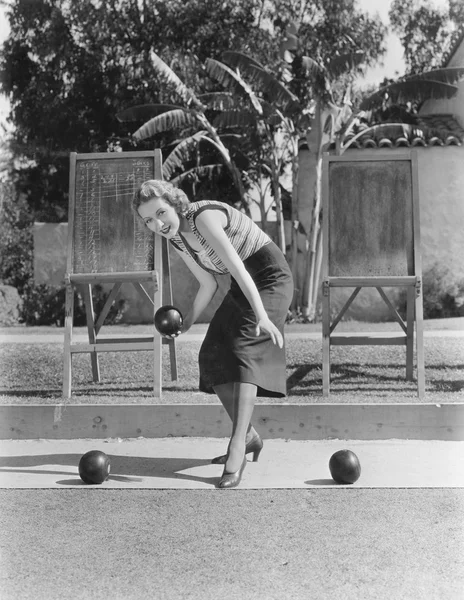 女人玩地掷球户外 — 图库照片