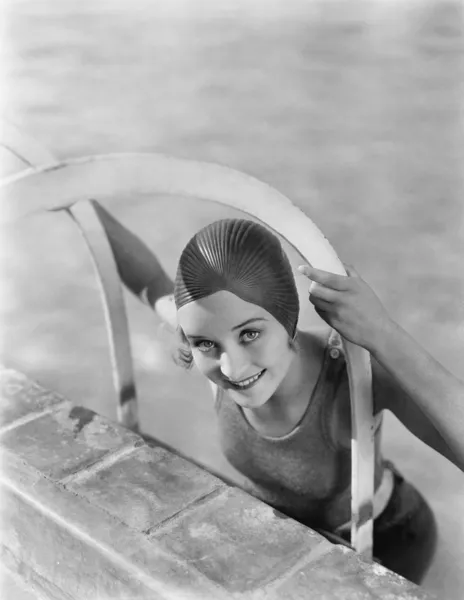 Vrouw uit een pool beklimmen — Stockfoto
