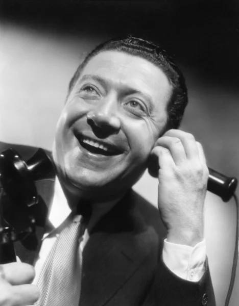 Portret van een man aan de telefoon lachen en gelukkig — Stockfoto