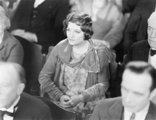 女人坐在礼堂听交叉着双手 — 图库照片