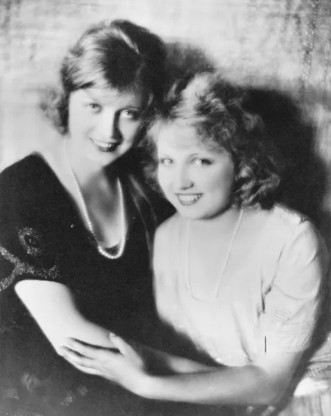 Две улыбающиеся женщины держатся друг за друга — стоковое фото