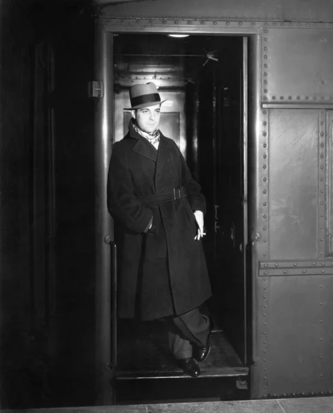 男子站在门口等待的火车 — 图库照片