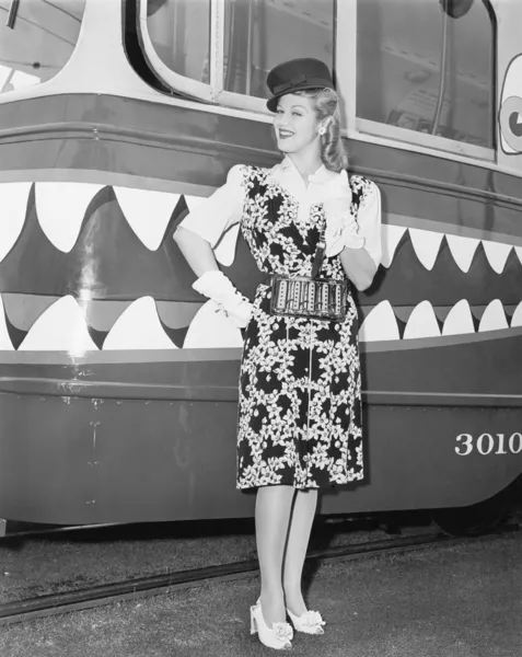 Conduttore donna in piedi davanti a un carrello del tour — Foto Stock