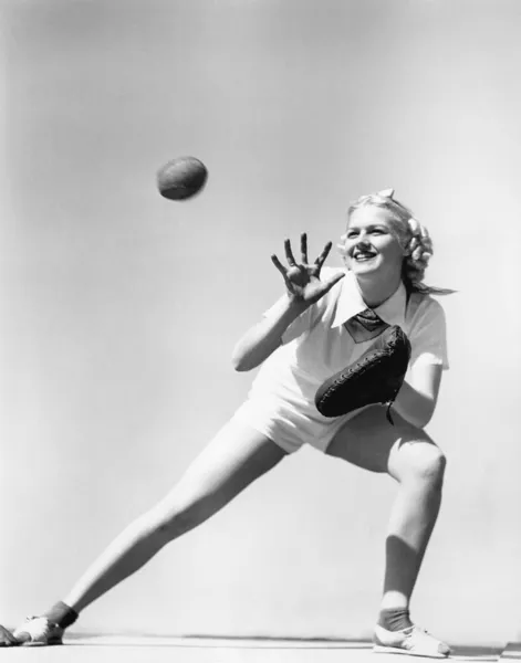 Donna che cattura un baseball — Foto Stock