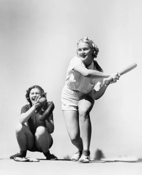 Twee vrouwen spelen honkbal — Stockfoto