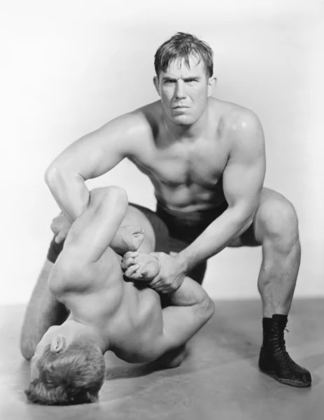 Two men wrestling with each other — Stock Photo, Image