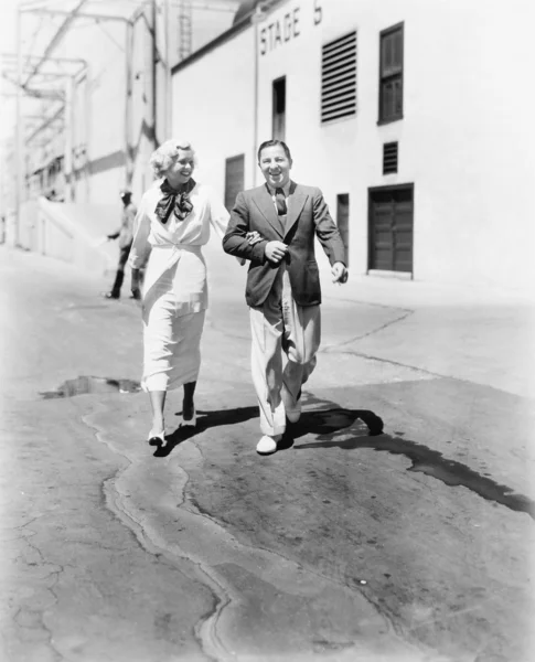 Casal andando juntos e rindo — Fotografia de Stock