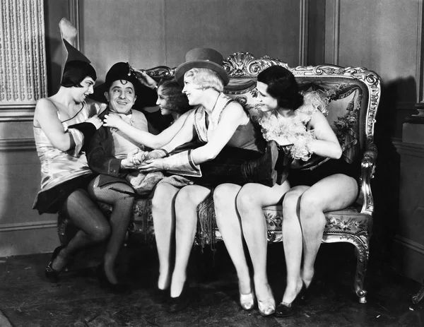 Muž oblečený napoleon obklopen mladými ženami — Stock fotografie
