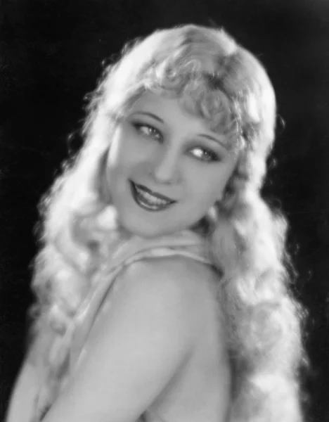 Πορτρέτο του μια γυναίκα με μακριά ξανθά μαλλιά — Φωτογραφία Αρχείου