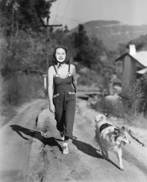 Mujer caminando su Collie en un camino de campo — Foto de Stock