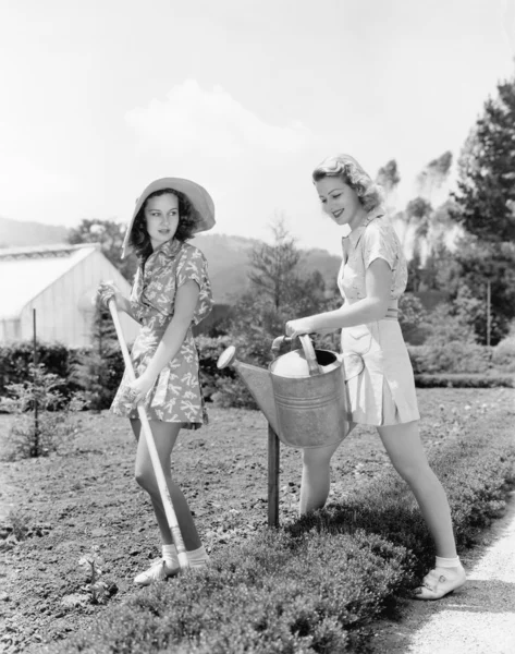 Duas mulheres jovens fazendo jardinagem — Fotografia de Stock