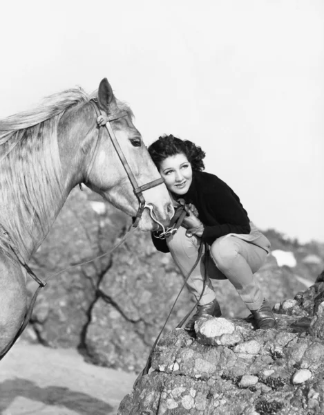 Женщина обнимает свою лошадь — стоковое фото