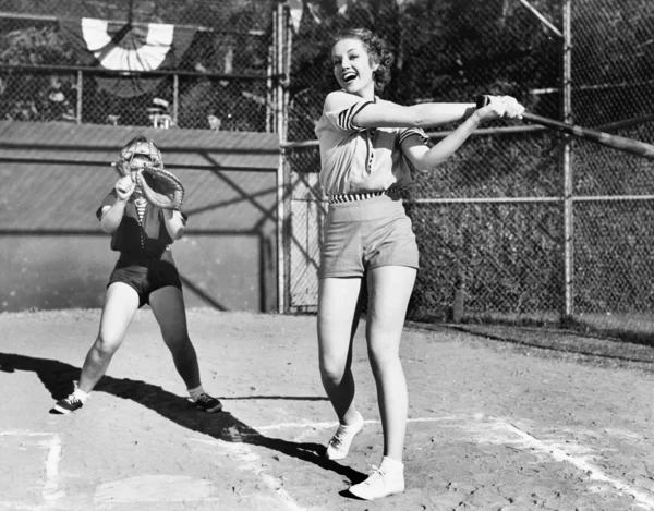 Dvě ženy hrají baseball — Stock fotografie