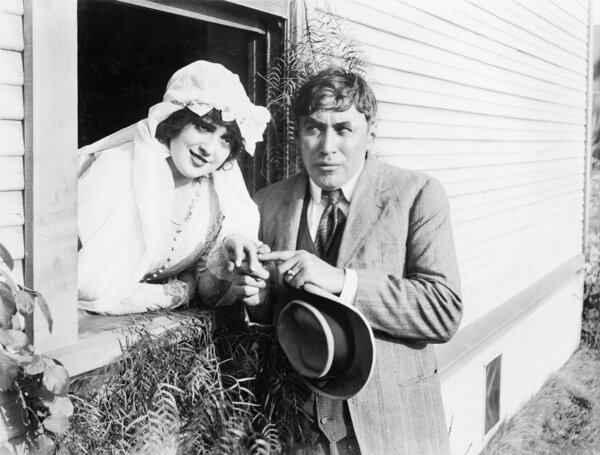 Замужняя женщина высунулась из окна к мужу
