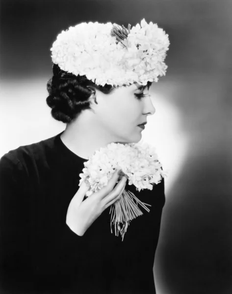 Retrato de una mujer elegante sosteniendo un ramo de flores — Foto de Stock