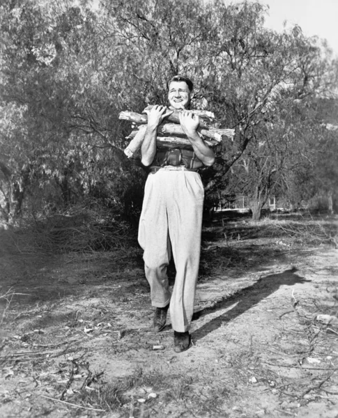 薪を運ぶ男 — ストック写真