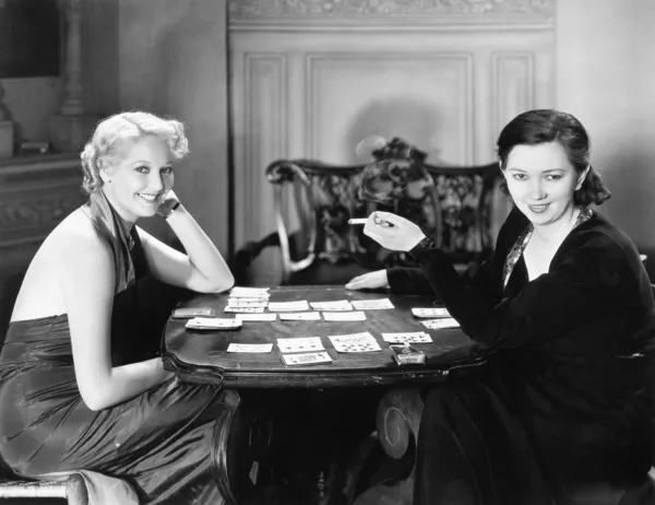 Dos mujeres sentadas juntas jugando a las cartas — Foto de Stock