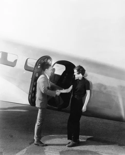 Ζευγάρι χαιρετισμού μεταξύ τους σε ένα μικρό αεροπλάνο — Φωτογραφία Αρχείου