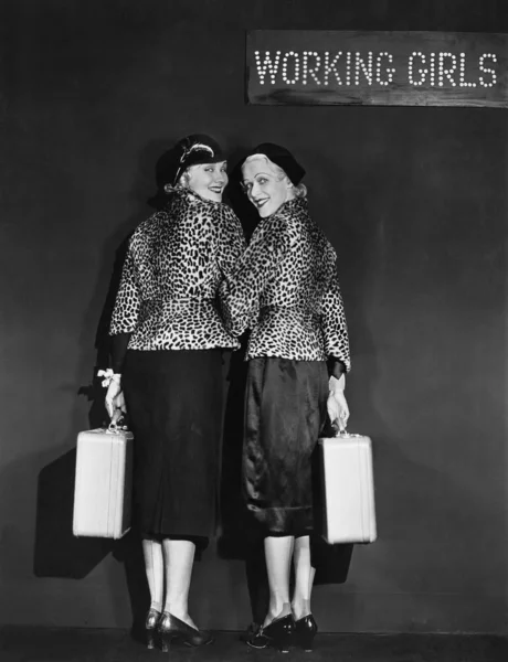 Un par de chicas trabajadoras — Foto de Stock