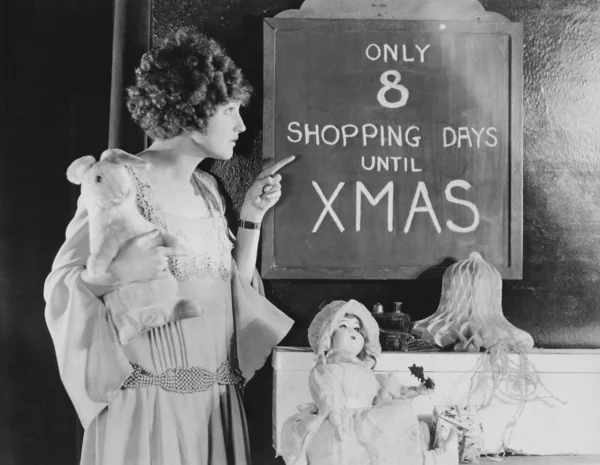 Γυναίκα ανάγνωση πινακίδα με αριθμό ημέρες αγορών μέχρι τα Χριστούγεννα — Φωτογραφία Αρχείου
