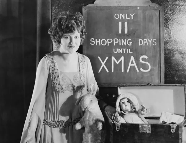 Γυναίκα με πινακίδα με αριθμό ημέρες αγορών μέχρι τα Χριστούγεννα — Φωτογραφία Αρχείου