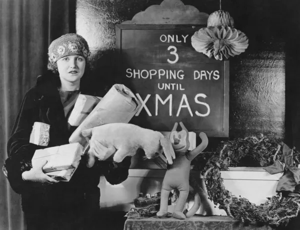 Mujer compradora y firmar con el número de días de compras hasta Navidad —  Fotos de Stock