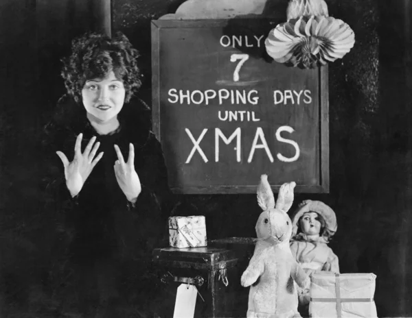 Γυναίκα και πινακίδα με αριθμό ημέρες αγορών μέχρι τα Χριστούγεννα — Φωτογραφία Αρχείου